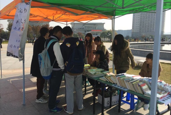新闻学院“让图书飞”活动顺利落下帷幕