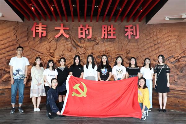 新闻学院开展迎七一主题党日活动