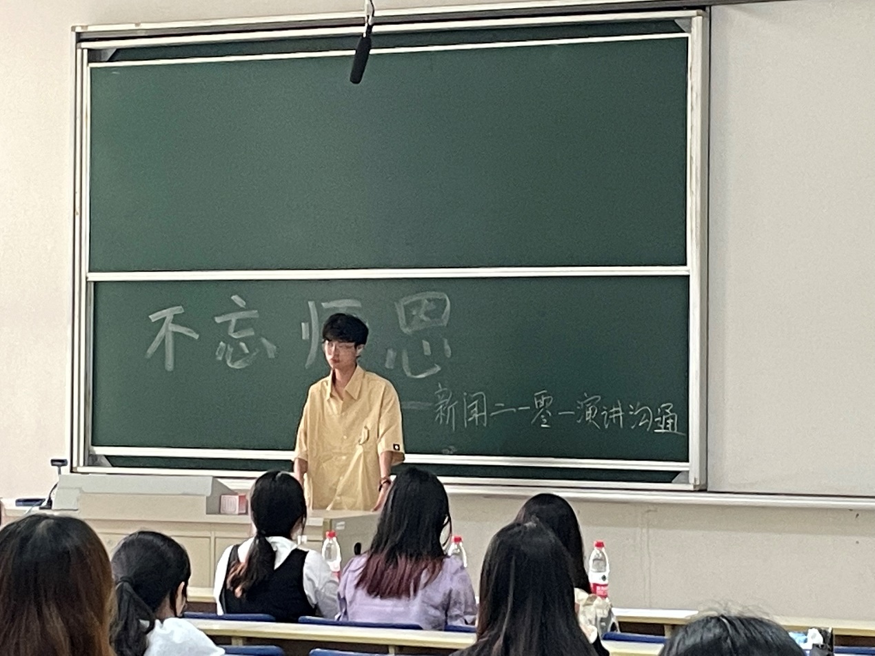 黑板前的一群人描述已自动生成