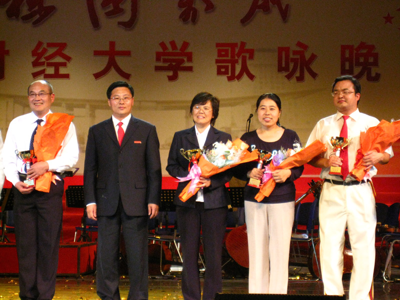 南财高唱红歌颂祖国