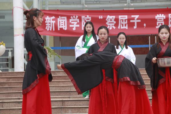 我院学子举行端午祭祀体验古风汉服之美