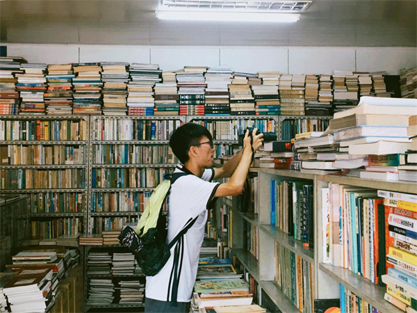 新华日报等媒体报道新闻学院学生用微电影记录旧书店生存现状