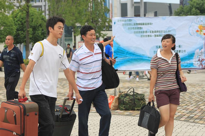 新闻学院2010级新生报到（图片集锦）