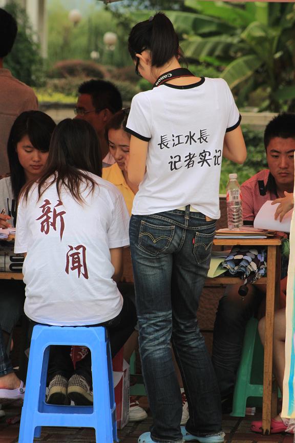 新闻学院2010级新生报到（图片集锦）