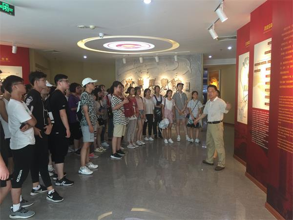 新闻学院开展2018级新生“校史第一课”主题活动