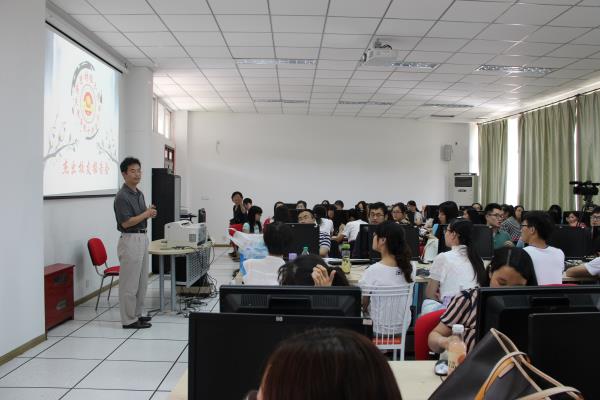 新闻学院举办建院十周年杰出校友报告会