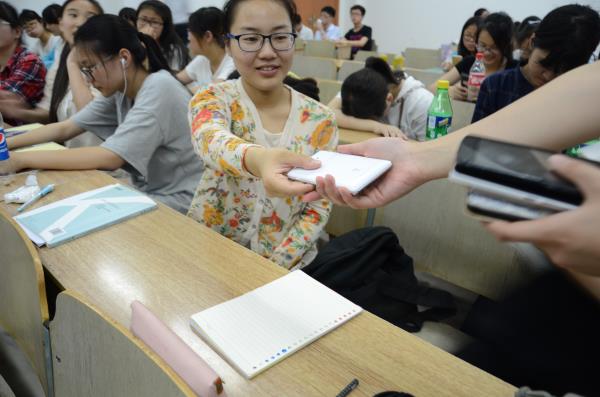 新闻学院举办“没有手机的课堂”体验活动