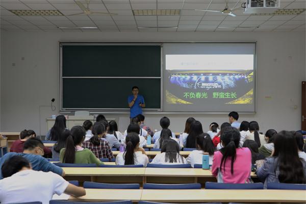 新闻学院举办“媒介如何融合”讲座