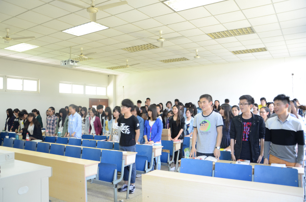 新闻学院大一同学在课堂上践行尊师重道传统美德