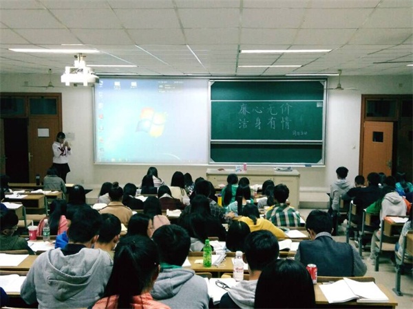 新闻学院举行“廉心无价,洁身有情”团日活动