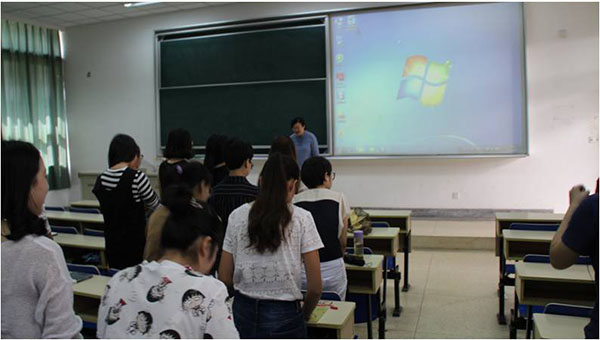 新闻学院举行“暖暖师生情”主题活动