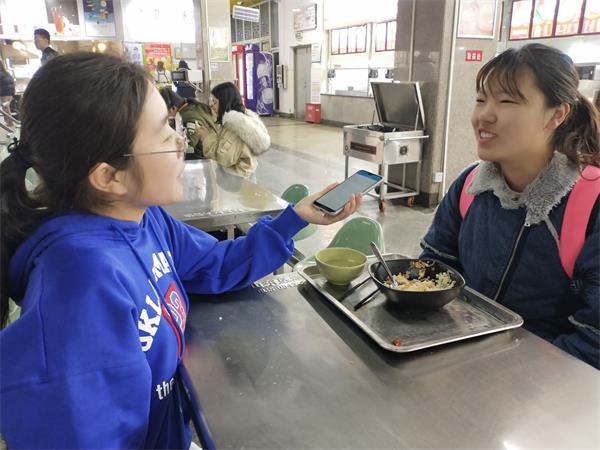 新闻学院开展雷锋日主题采访活动