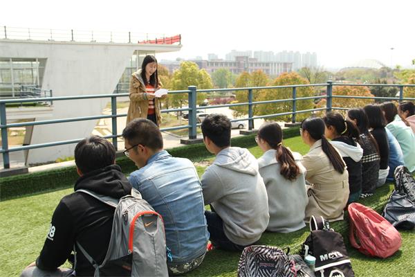 新闻学院举办 “品书香,鉴好书”户外交流会