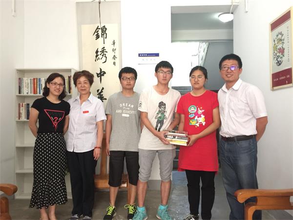 我院2018届毕业生向“明灯书屋”捐赠图书
